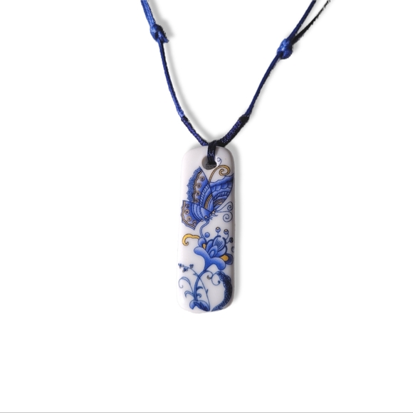 Hand Crafted Blue & White Porcelain Chinoserie Pendant Necklace - Picture 5 of 6